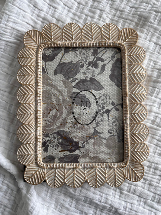 5'x7" Scalloped Frame